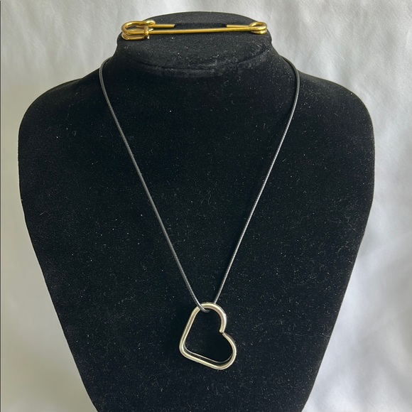 Oneida Stainless Steel Heart Pendant Necklace - Picture 3 of 13